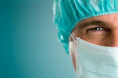 היסטרוסקופיה ניתוחית תמונה להמחשה - חצי פנים של רופא עם מסכה